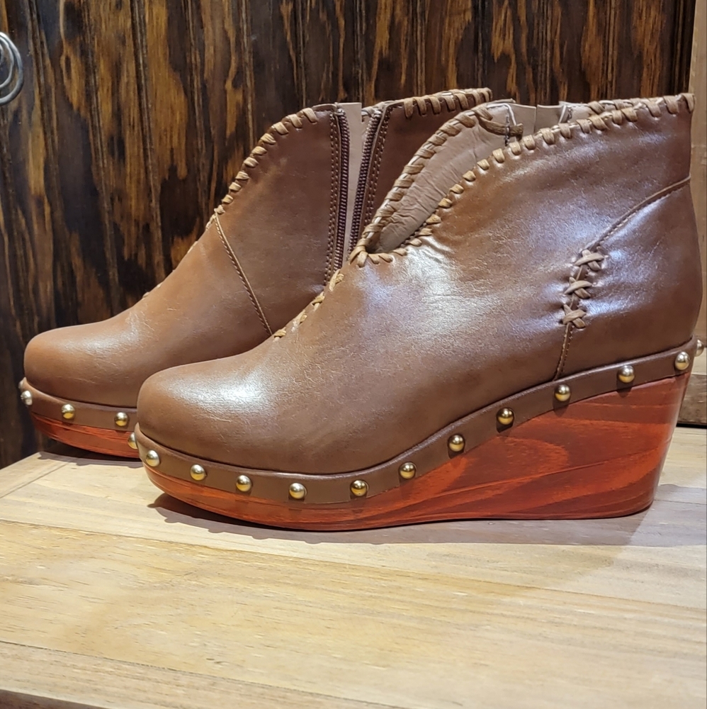 Beautiful ankle boots, never worn .